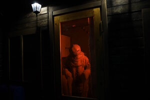 Фотография перформанса Дом в конце улицы от компании Парадокс (Фото 1)