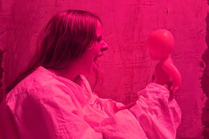 Фотография перформанса Алиса от компании Quest Notsee (Фото 1)